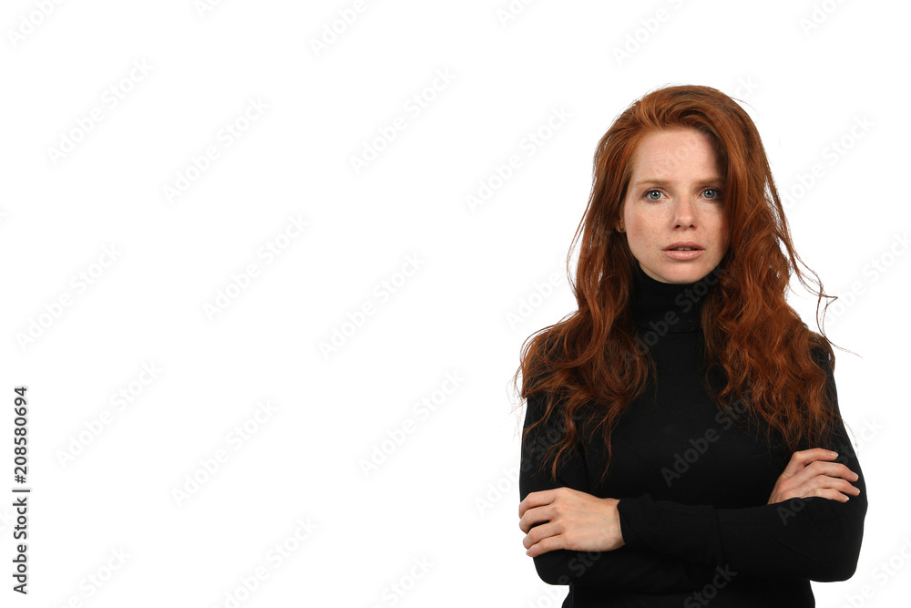 Hübsche rothaarige Frau in schwarzem Pulli schaut ernst blank space Hübsche rothaarige Frau in schwarzem Pulli schaut ernst blank space