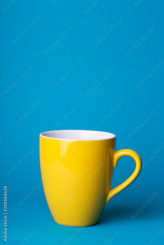 Obraz premium yellow cup on a blue background