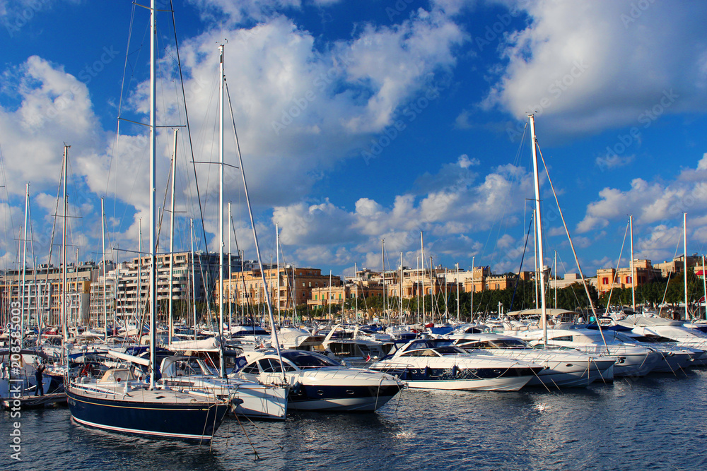 Naklejka premium Malta harbour