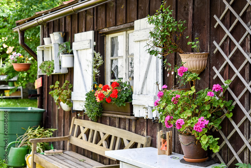 Ein Garten mit Hütte mit Blumen im Sommer photo