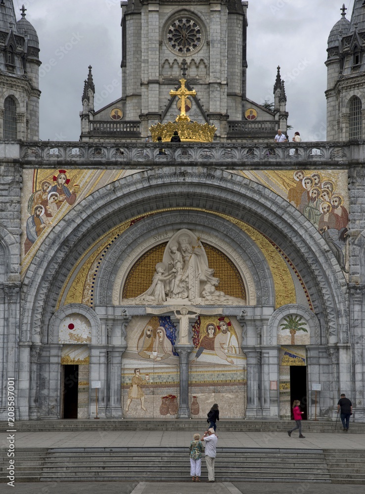 Façade de la basilique de Lourdes, Hautes-Pyrénées, France