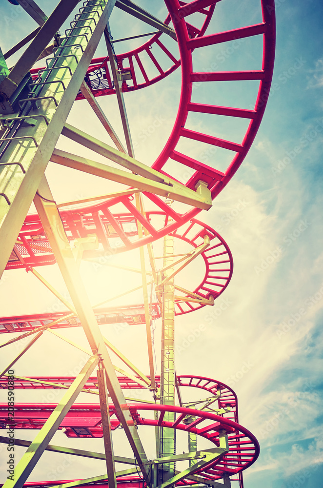 Φωτογραφία Vintage stylized picture of roller coaster tracks in an amusement park at sunset