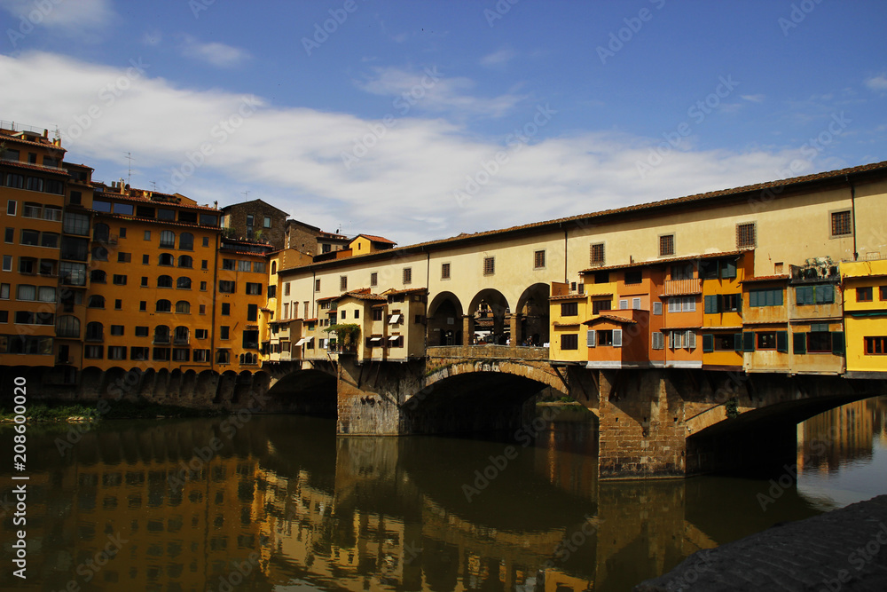 Ponte Vecchio bridge in Florence (ponte vecchio), Tuscany, Italy 