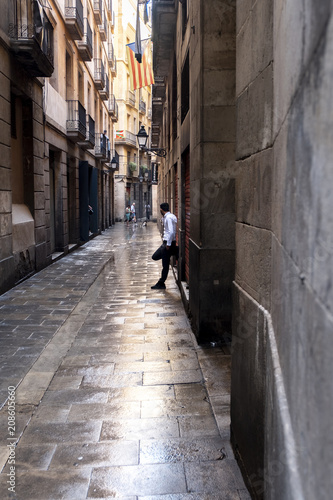 gothic quarter streets barcelona