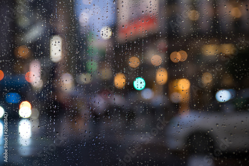 雨とネオン