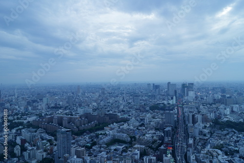 夕暮れの空と東京の街並み