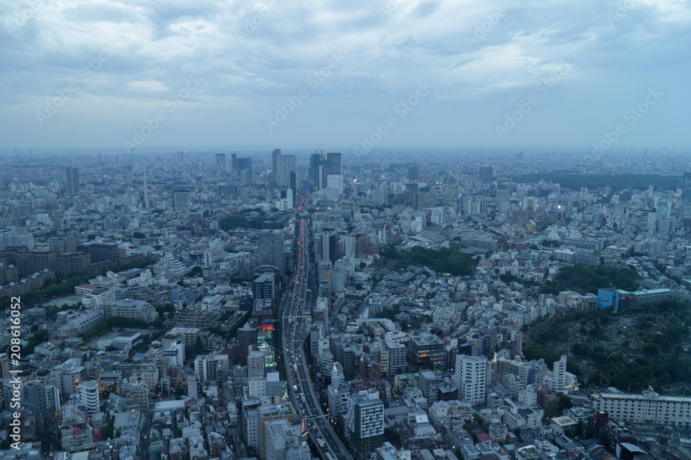 夕暮れの空と東京の街並み