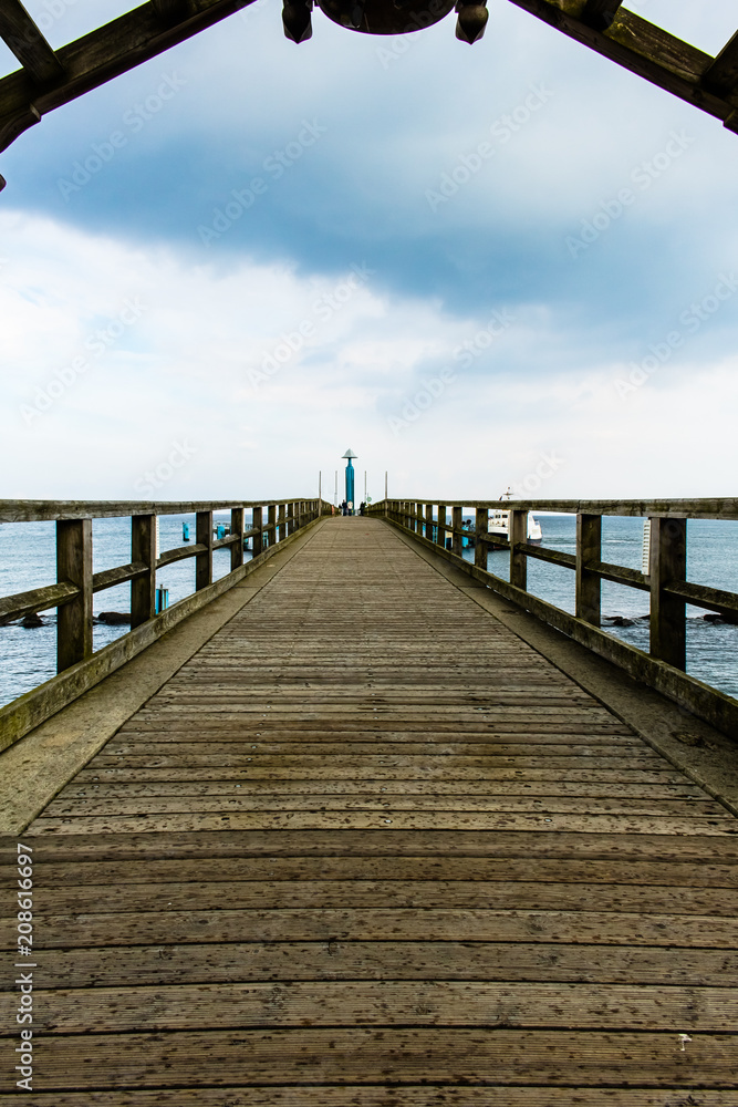 Obraz premium Long landing stage