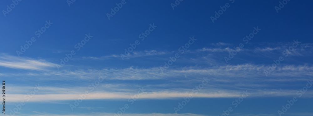 Obraz premium banner white clouds against a blue sky