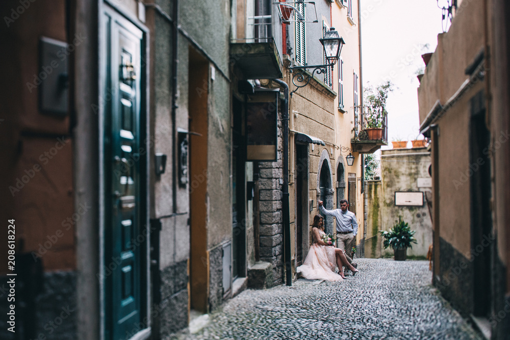 Fototapeta premium Walking newlyweds in nature. Walk the groom and the bride in the city.