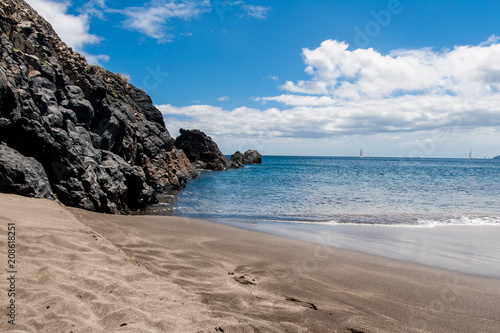 Der schwarze Sand am Strand von Prainha