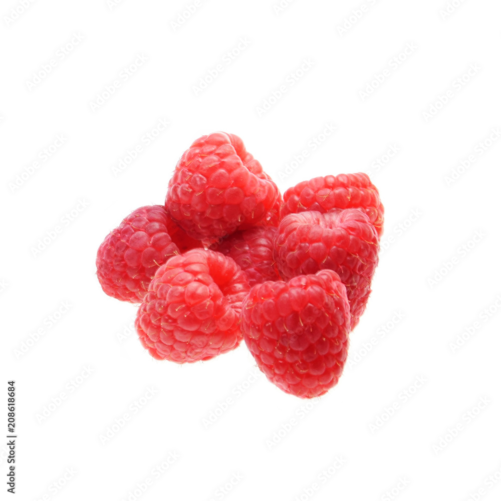 Świeże rozsypane maliny na białym tle Świeże rozsypane maliny na białym tle