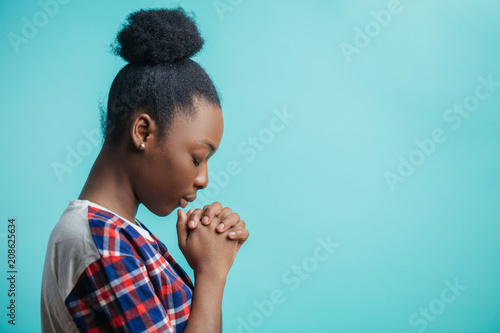 Fototapeta close up side view portrait of black girl with lively faith