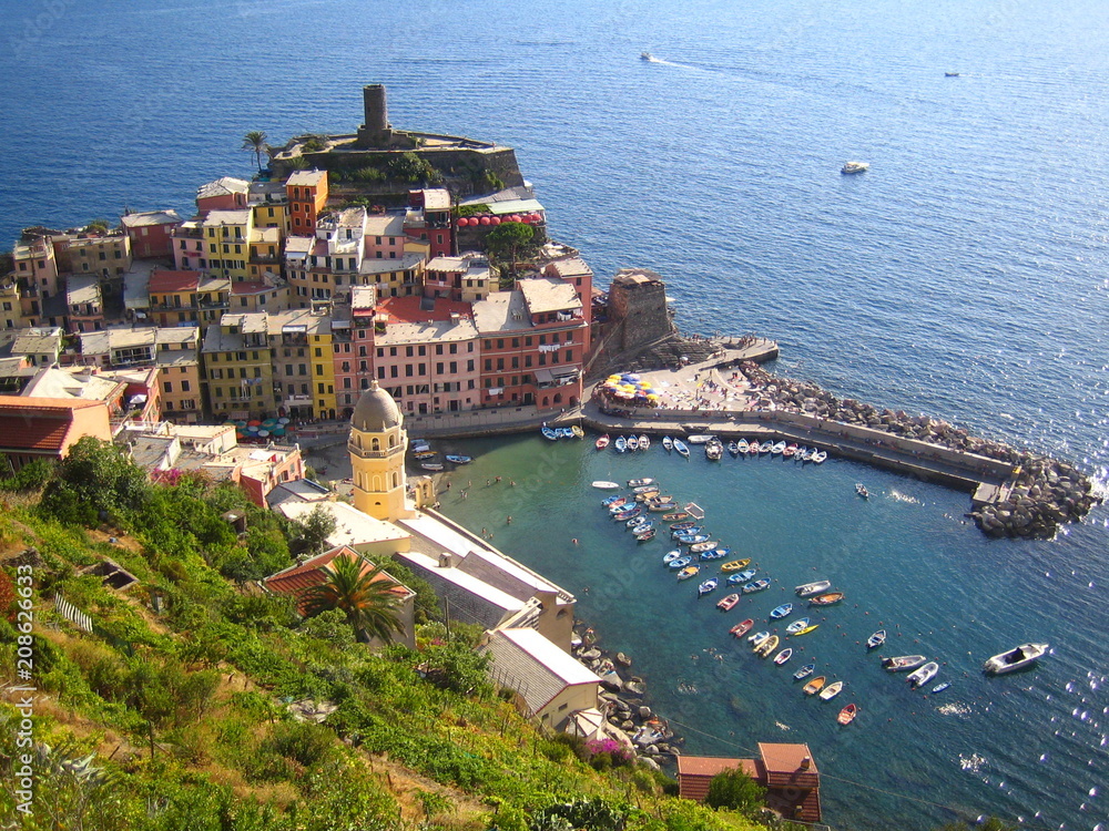 Cinque Terre, vue aérienne sur le village et le port de Vernazza, en Ligurie (Italie)