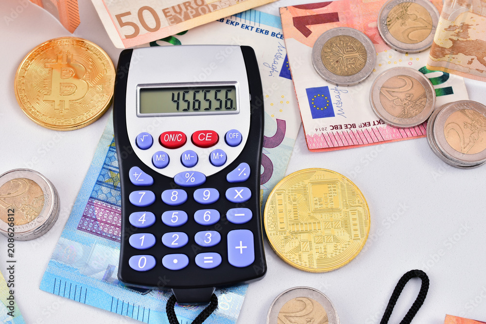 calculadora sobre dinero con billetes, monedas y dinero virtual Stock Photo  | Adobe Stock