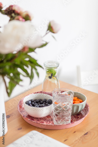 Snacks und Limonade Wasser 