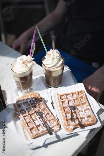 Leckere Waffeln mit Eiskaffe Draufsicht