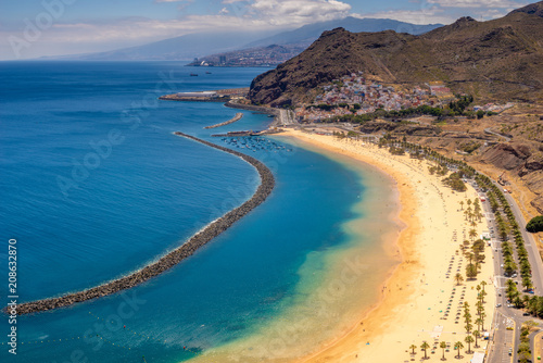 Fototapeta Naklejka Na Ścianę i Meble -  Playa de Las Teresitas, a famous beach near Santa Cruz de Tenerife with scenic San Andres village