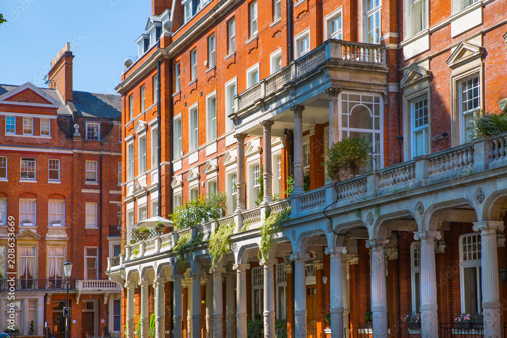 London, UK. Residential aria of Kensington and Chelsea. Cadogan gate with row of periodic buildings. Luxury property in the centre of London. - obrazy, fototapety, plakaty 