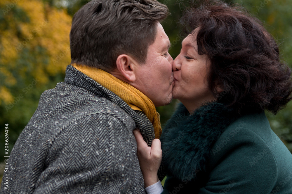 Elderly woman kissing an elderly man. Casual wear. True love. Stock Photo |  Adobe Stock