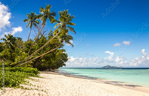 Fototapeta Naklejka Na Ścianę i Meble -  Idyllic scenery of sandy beach in the Seychelles