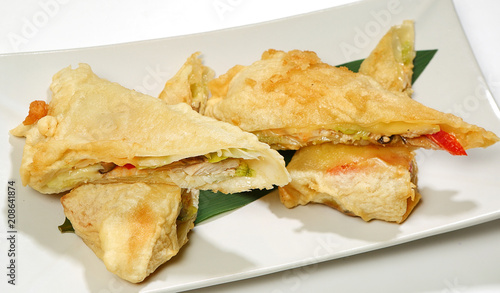 Spring rolls in rice paper, deep-fried with chicken (shitaki, bell pepper, iceberg salad, spice sauce, garlic, Dutch cheese)