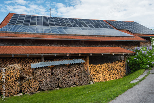 Scheune mit Solardach und Brennholz