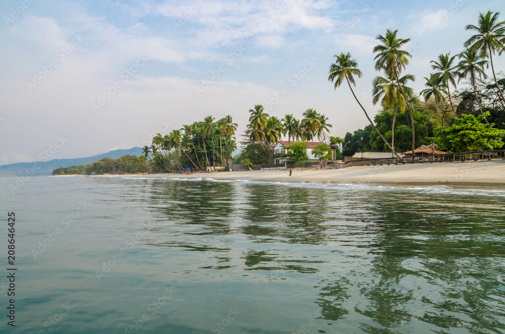 Φωτογραφία Calm water, palm trees and white sand beach at Tokeh Beach, south of Freetown, S