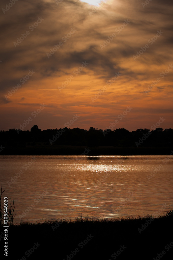 Obraz premium Zachód słońca nad jeziorem