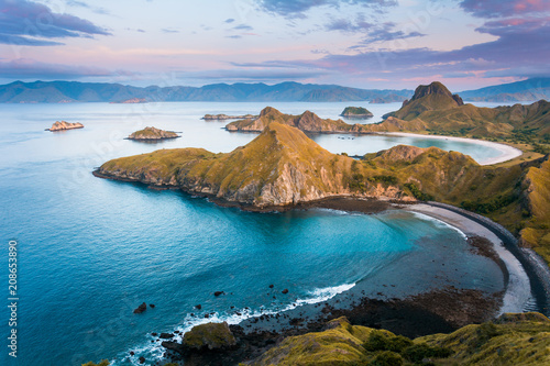 Foto Left side coast from top view of 'Padar Island' in a morning before sunrise, Kom