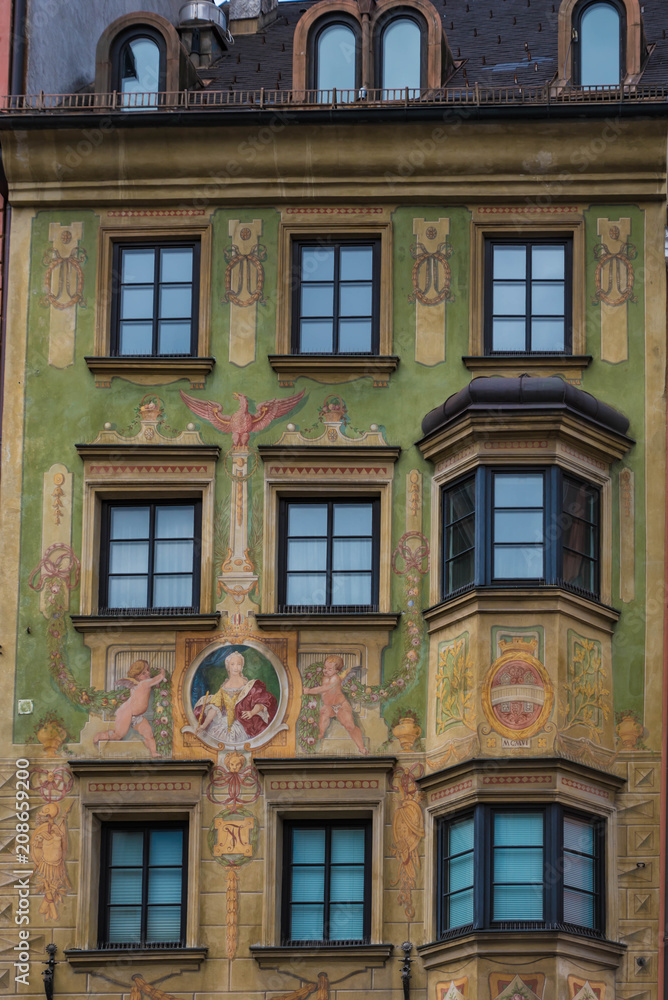 Innsbruck, historische Hausfassade mit Fresken