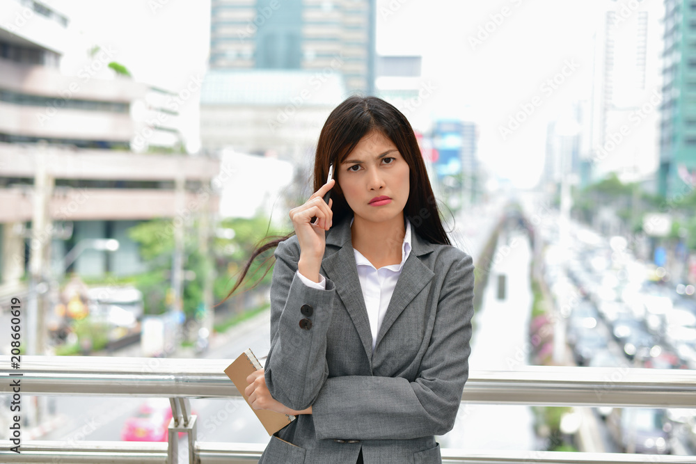 Business Concepts. Business people are reading books. Businesswomen are using their minds and recording information in their notebooks. Businesswomen are working outside the office. Business Concepts. Business people are reading books. Businesswomen are using their minds and recording information in their notebooks. Businesswomen are working outside the office.