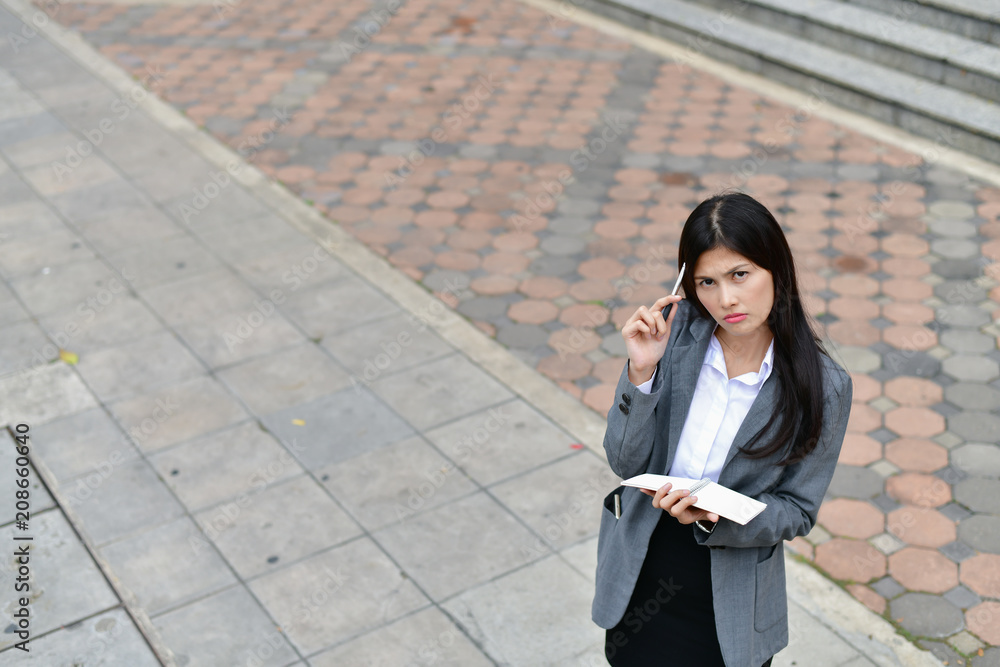 Business Concepts. Business people are reading books. Businesswomen are using their minds and recording information in their notebooks. Businesswomen are working outside the office. Business Concepts. Business people are reading books. Businesswomen are using their minds and recording information in their notebooks. Businesswomen are working outside the office.