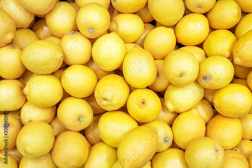 A pile of lemons in a market (background)