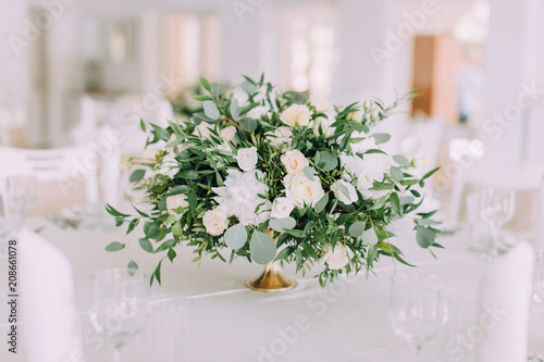 Fototapeta Naklejka Na Ścianę i Meble -  Flower decorations of guest tables at the wedding
