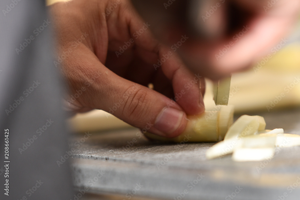 Obraz premium Spargel schneiden