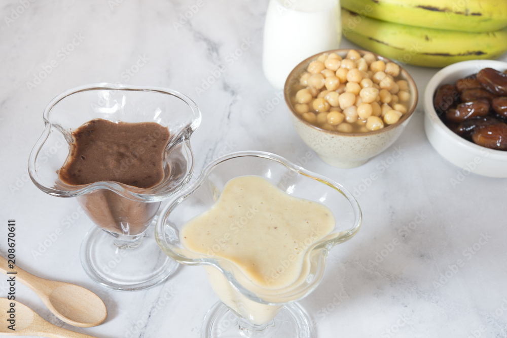 Smoothie vegan (chickpeas, chocolate and strawberry) Smoothie vegan (chickpeas, chocolate and strawberry)