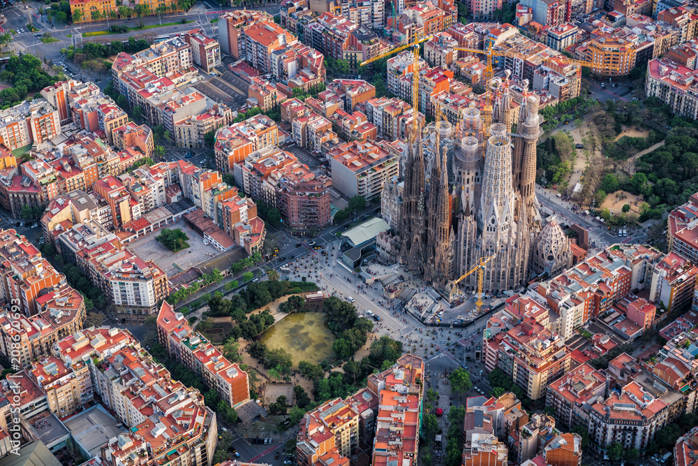 Obraz premium Widok z lotu ptaka Barcelony, dzielnicy mieszkalnej Eixample i bazyliki Sagrada Familia, Hiszpania