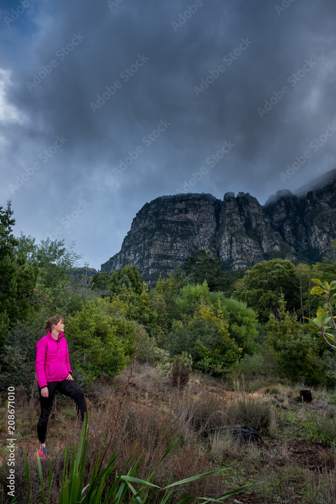 Naklejka premium Female trailrunner on a winters day