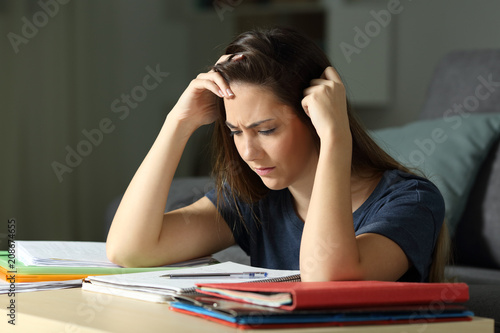 Foto Studious student memorizing notes late hours