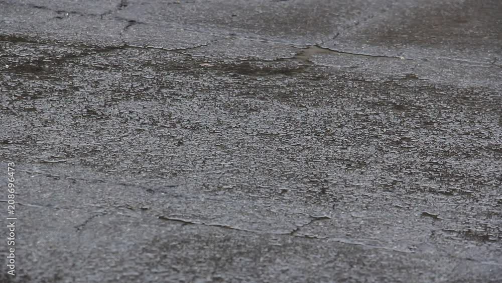 アスファルト路面に降る雨　雨の日　道路