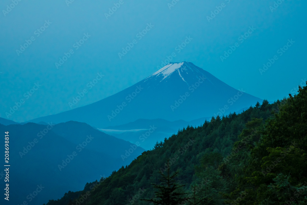 Fototapeta premium 柳沢峠から富士山を望む