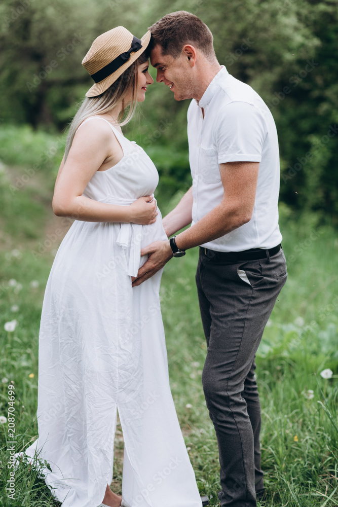 Obraz premium The husband embarcing wife's stomach