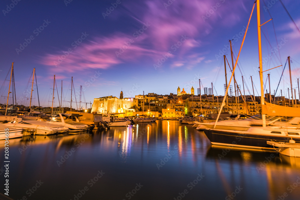 Fototapeta premium Modern boats and ancient Three Cities,Malta