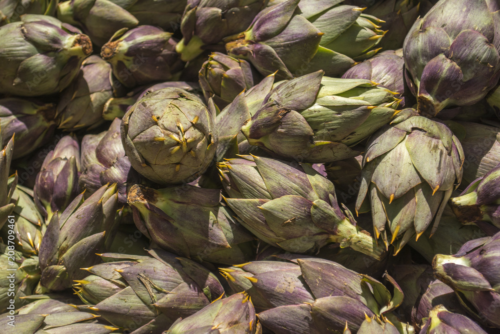 Obraz premium Fresh artichokes