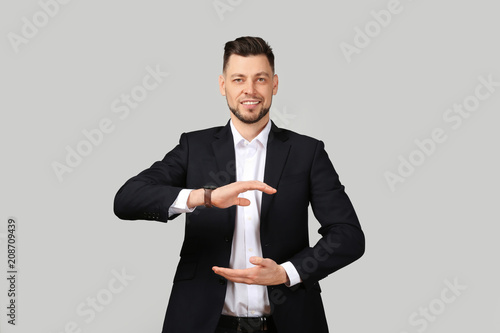 Young businessman holding s...