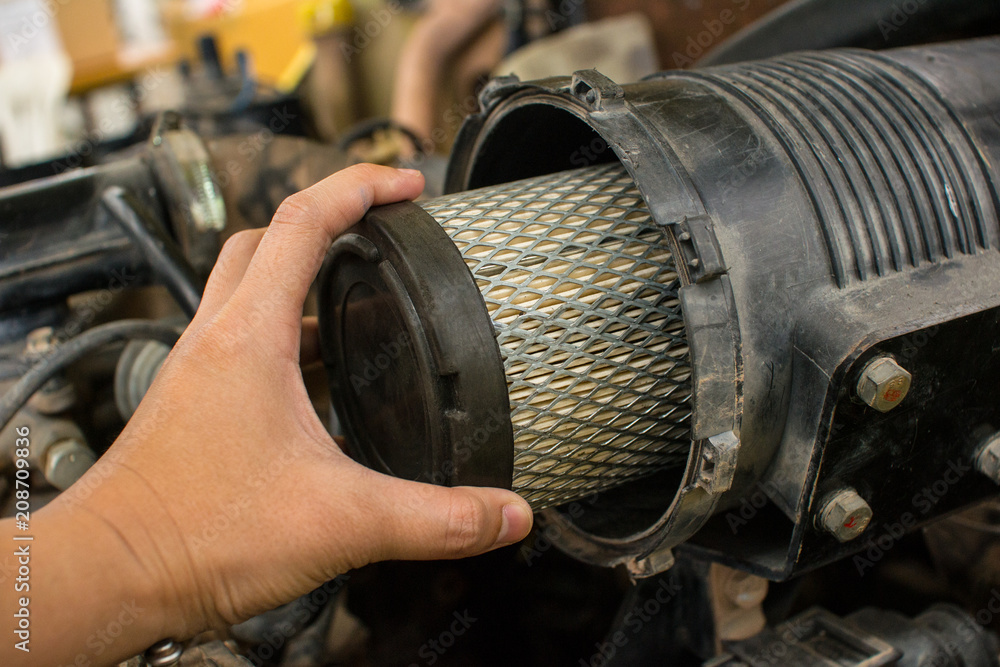 Air filter of forklift truck
