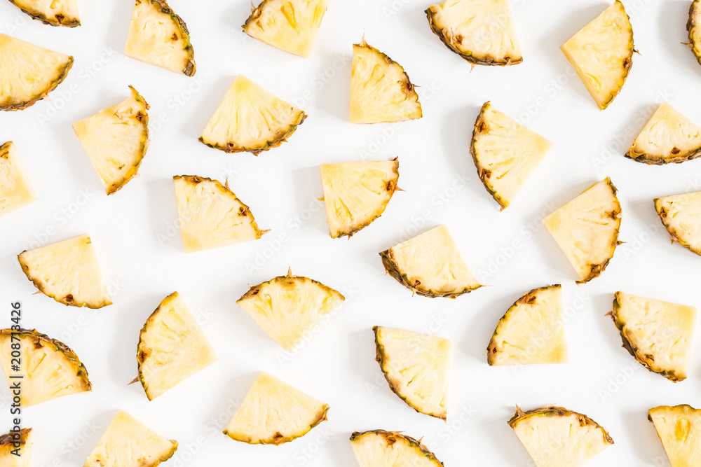 Naklejka premium Pineapples pattern on white background. Summer concept. Flat lay, top view
