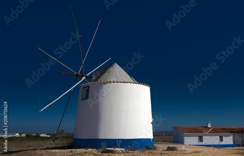 Moulin à vent à Moledos, Aljezur, Algarven Portugal photo