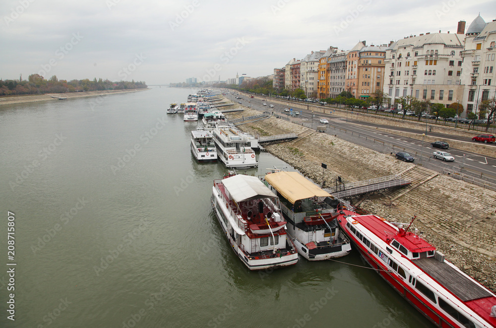 Obraz premium View of the Danube, boats and Margit Island in Budapest